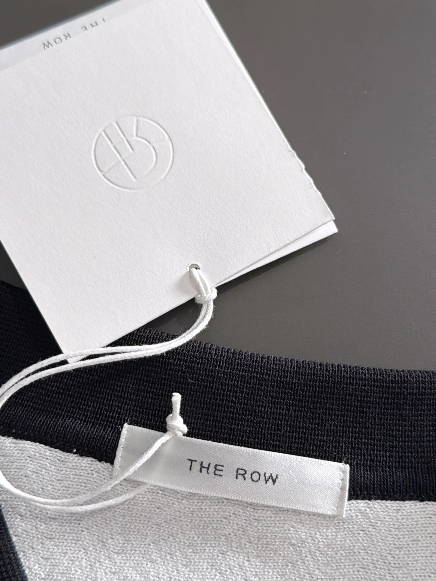 Shipping next day TR high quality - The Row 26ss New Arrival men's short-sleeved T-shirt. Like LP and BC, it belongs to the same old-money style top-notch light luxury brand. The New Arrival Original men's casual short-sleeved shirt is made of combed cotton yarn knitted imitation cotton fabric. Exclusive Premium custom-controlled raw materials. 14-needle precision knitting. The iconic waffle soul is woven. The three-dimensional texture flows with subtle light and shadow. Viewed from a distance, it is introverted. It shows when you touch it closely. It feels substantial when weighed. The upper body is also more textured than ordinary T-shirts. Fashionable Versatile Hot Sale. It is skin-friendly and comfortable to wear. Premium boutique. The upper body is made of Factory's fine workmanship. A must-have item for men. Complete with three standards. Sizes M-3XL